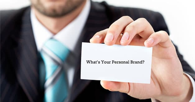 persona con biglietto da visita recante scritta: what's your personal brand?