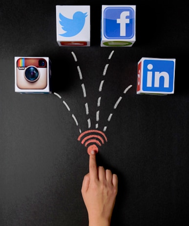 nell'immagine una mano e le icone dei principali social network: Instagra, Facebook, Twitter e Linkedin. Concept social network scegliere piattaforma sociale
