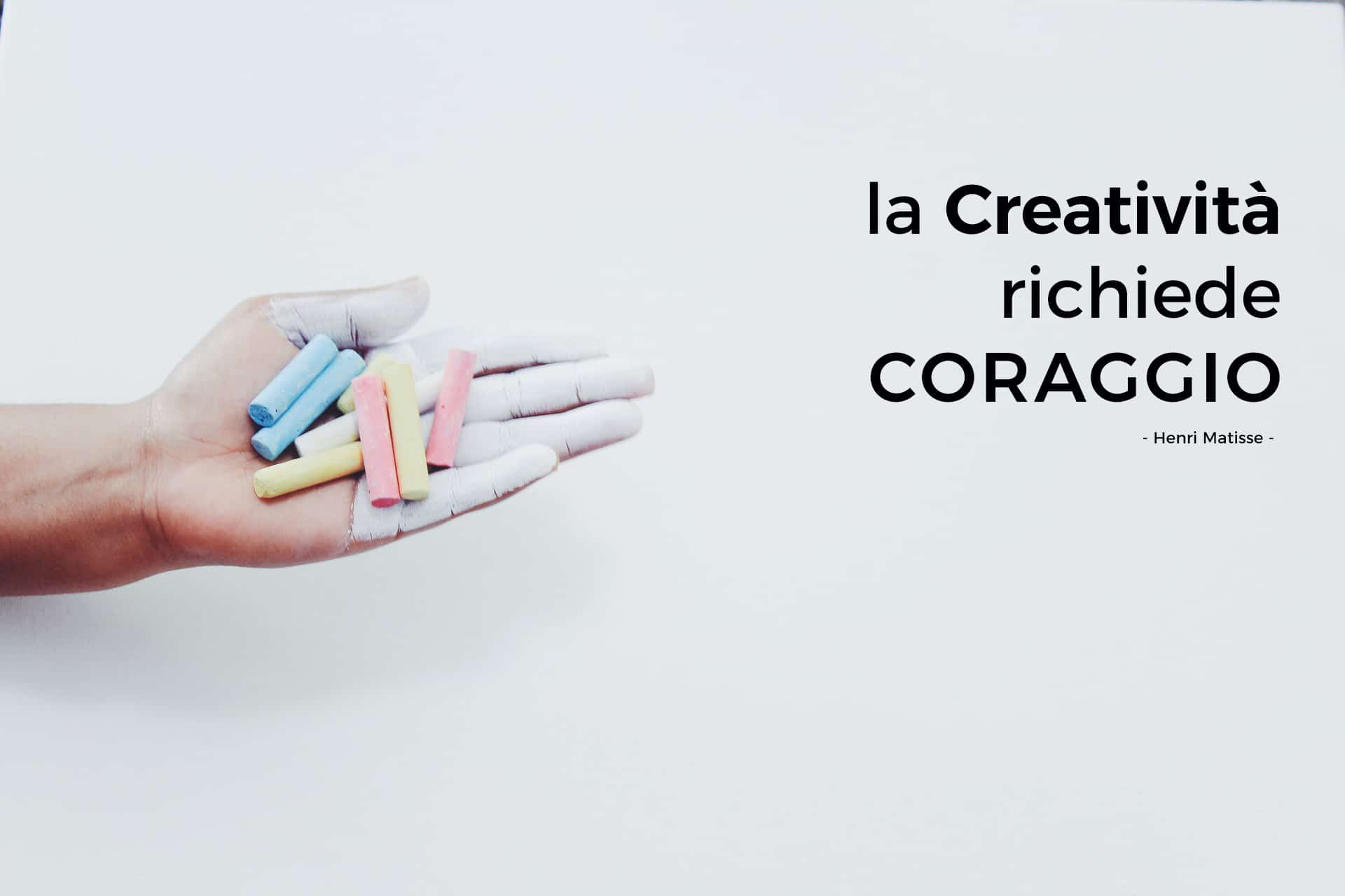Crowdfunding e Social Network - immagine di una mano che tiene nel palmo gessetti colorati e la frase di Henri Matisse " la creatività richiede coraggio"