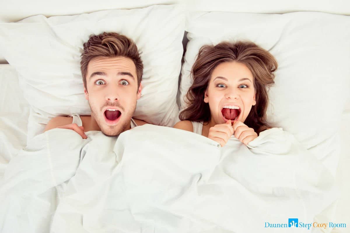 Social Game "DaunenStep Cozy Room" - coppia a letto con sguardo stupito