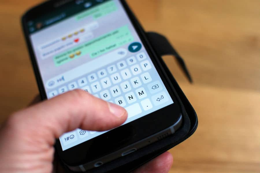 whatsapp-dinventa-un-social-network_creativi-digitali_2 WhatsApp è un social network? - nell'immagine uno smarthphone con la chat della App
