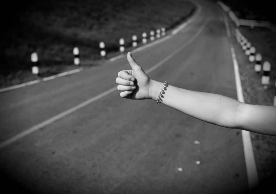 Viaggiare in Italia: ragazza che fa autostop