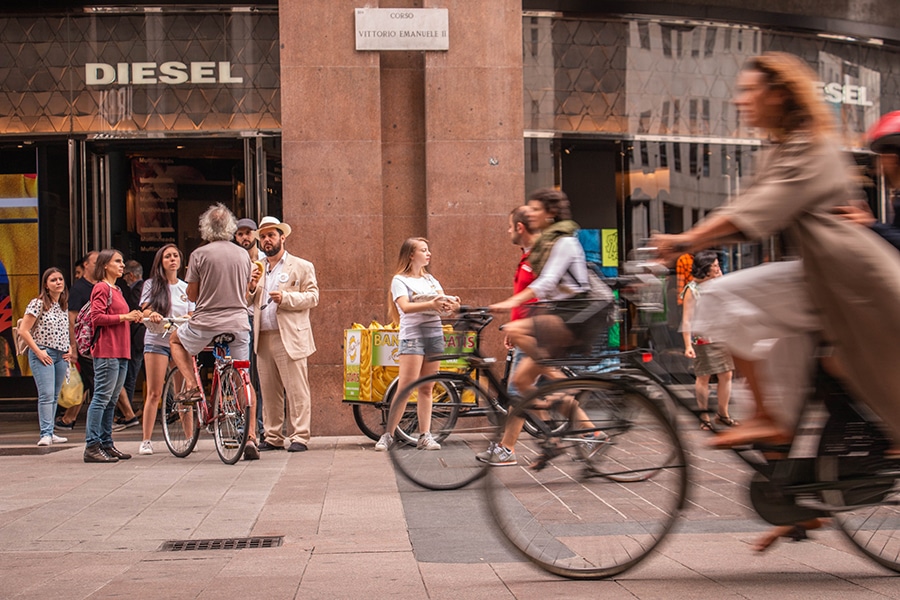 commercio equo solidale Fairtrade: nell'immagine momenti dell'evento sFRUTTATORI organizzato in Piazza San Babila per sensibilizzare all'acquisto etico