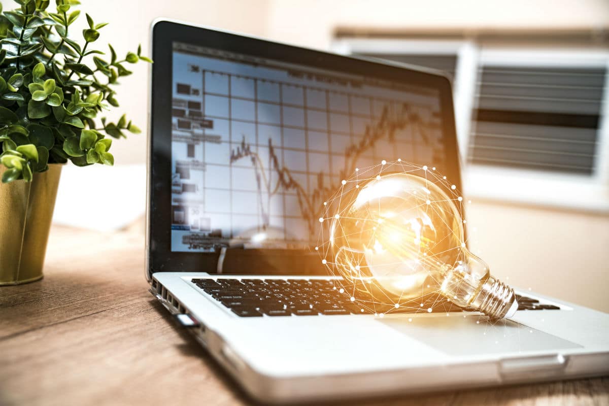Regione Lombardia - bando Storevolution: nell'immagine una lampadina illuminata su di un laptop