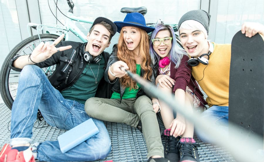 Guida Instagram per genitori social: nell'immagine un gruppo di adolescenti si scatta un selfie