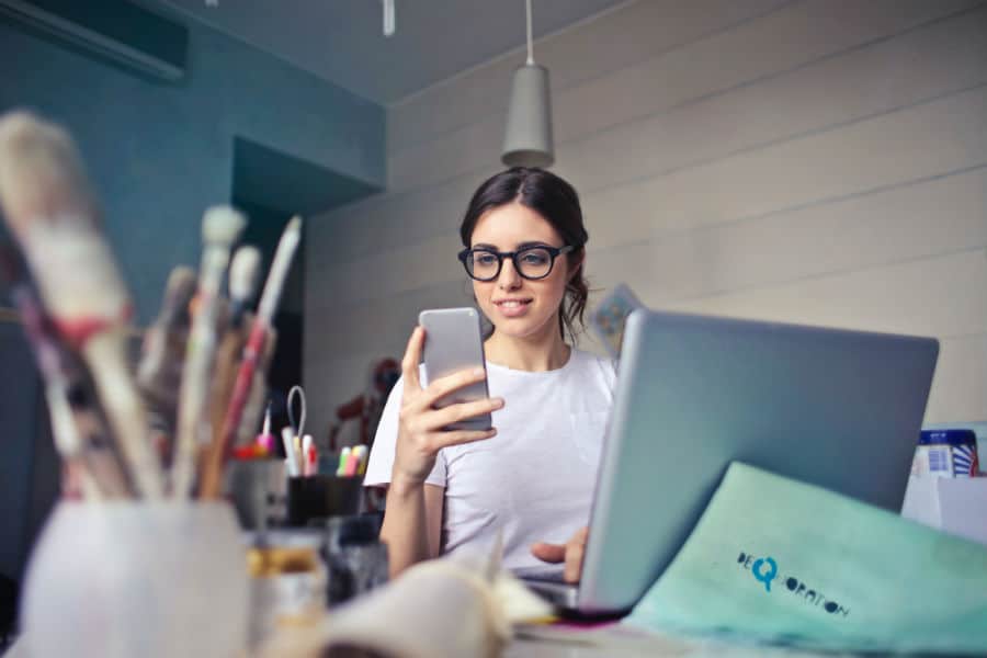 Instagram Shopping Stories: una ragazza guarda sorridendo il proprio smartphone