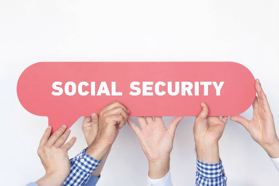 profilo-verificato-instagram_come-avere-la-spunta-blu_creativi-digitali_3 La richiesta di spunta blu e di ricevere così il profilo verificato Instagram, è un processo volto a tutelare i dati e contrastare il proliferare di profili falsi e la diffusione di fake news: nell'immagine un cartello con la scritta "social security"