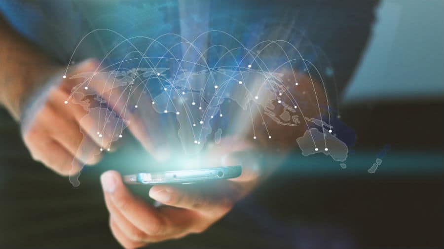 Competenze digitali a Binario F from Facebook: nwll'immagine un uomo digita sul suo smartphone