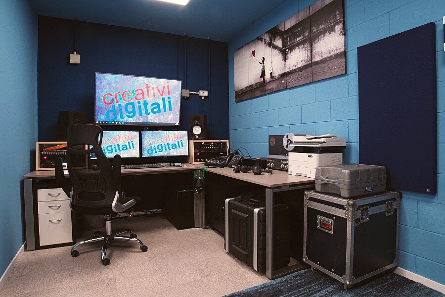 sala-regia-produzione-video-aziendali_creativi-digitali Video Aziendali: la sala regia in Creativi Digitali