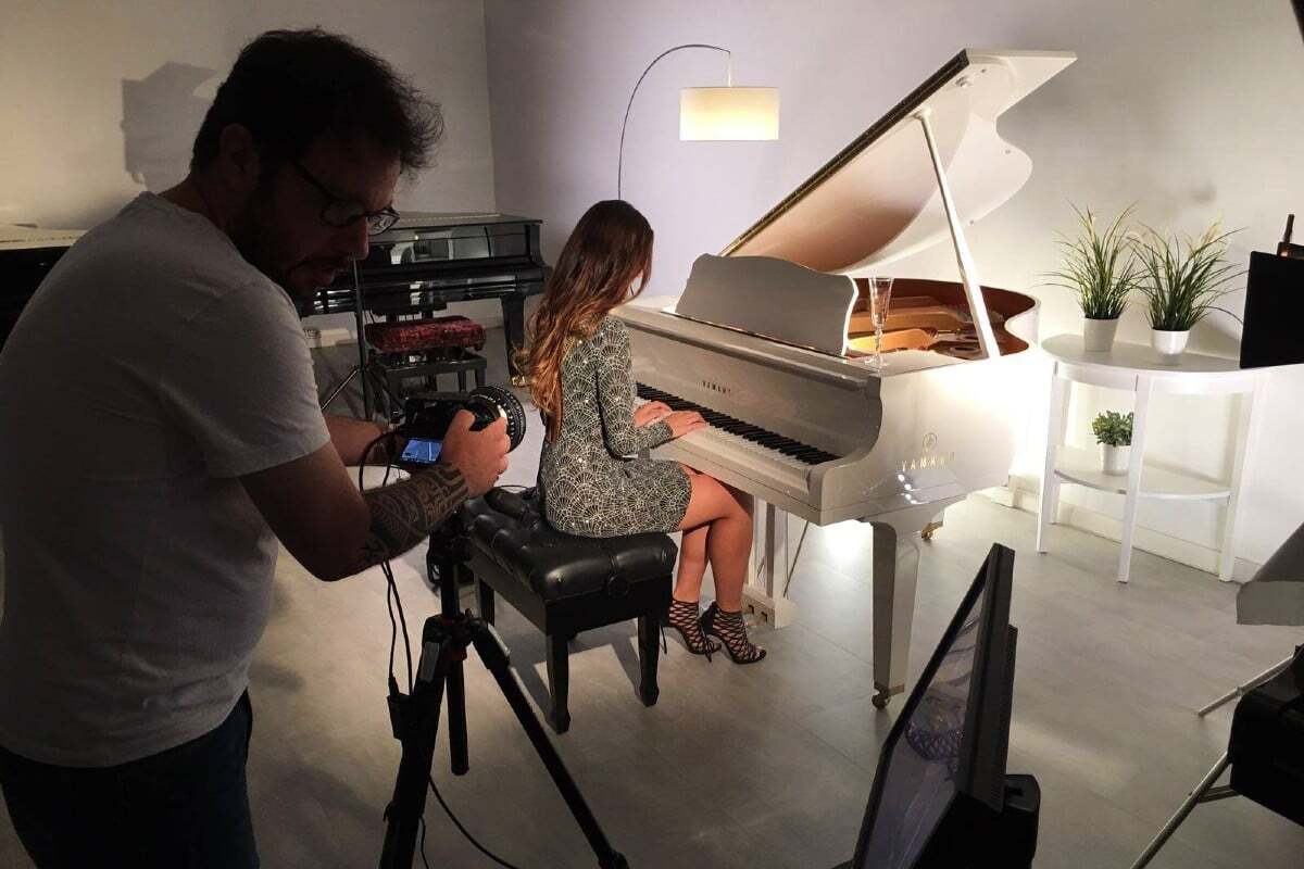 video-per-aziende_creativi-digitali_1200x800 Un momento di una produzione video per Yamaha Music